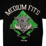 [Medium Fits] (メディアム フィッツ) Boar & Sword 半袖 Tシャツ 『ブラック』