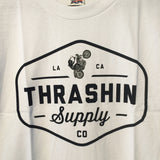 [Thrashin Supply Co.] Badge Tee Black バッジ Tシャツ ホワイト or ブラック